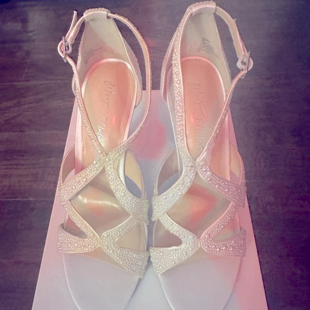Betsey Johnson Pearl Heels - Picture 3 of 14